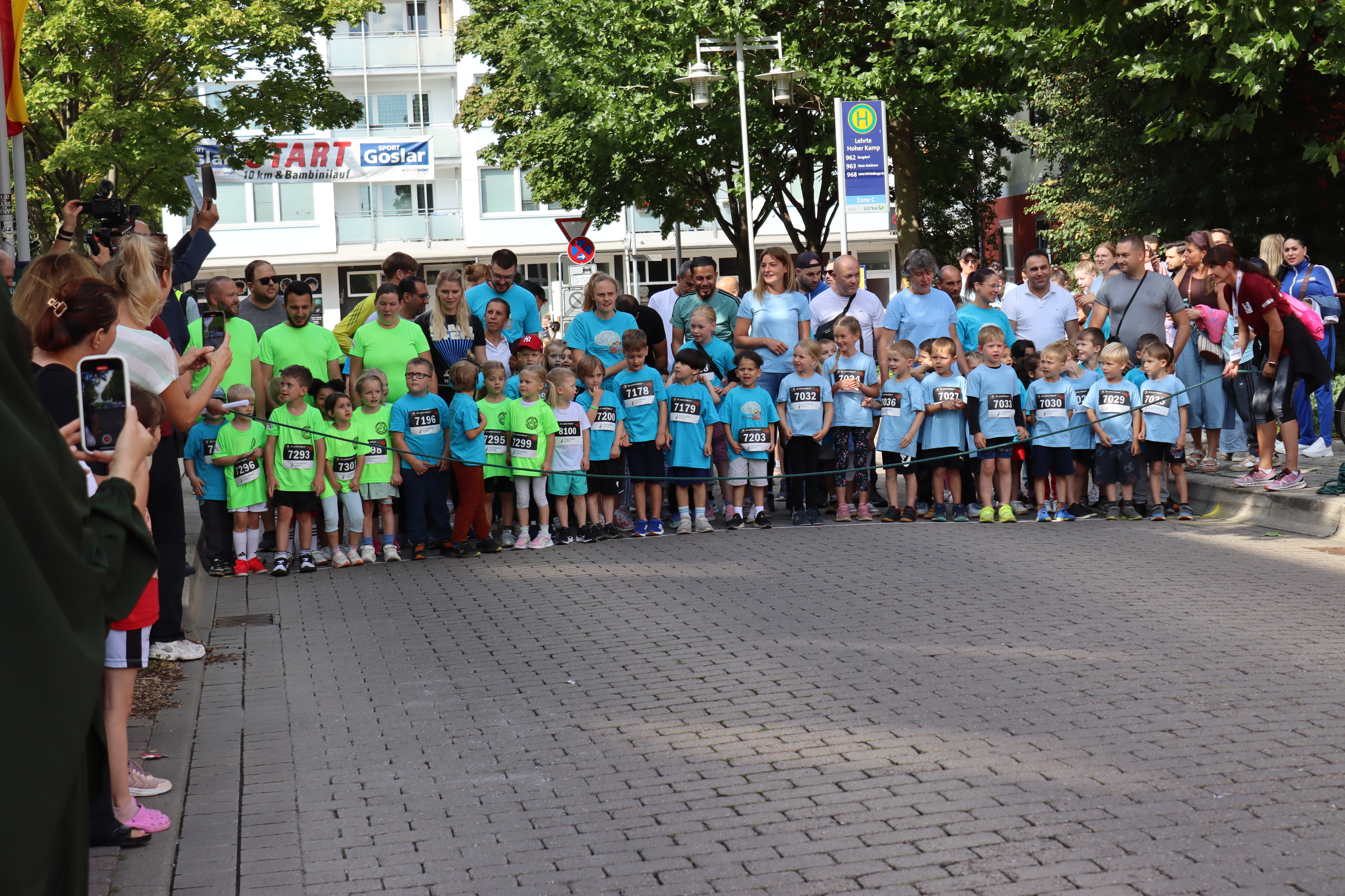 Kleine Füße eroberten die Burgdorfer Straße: